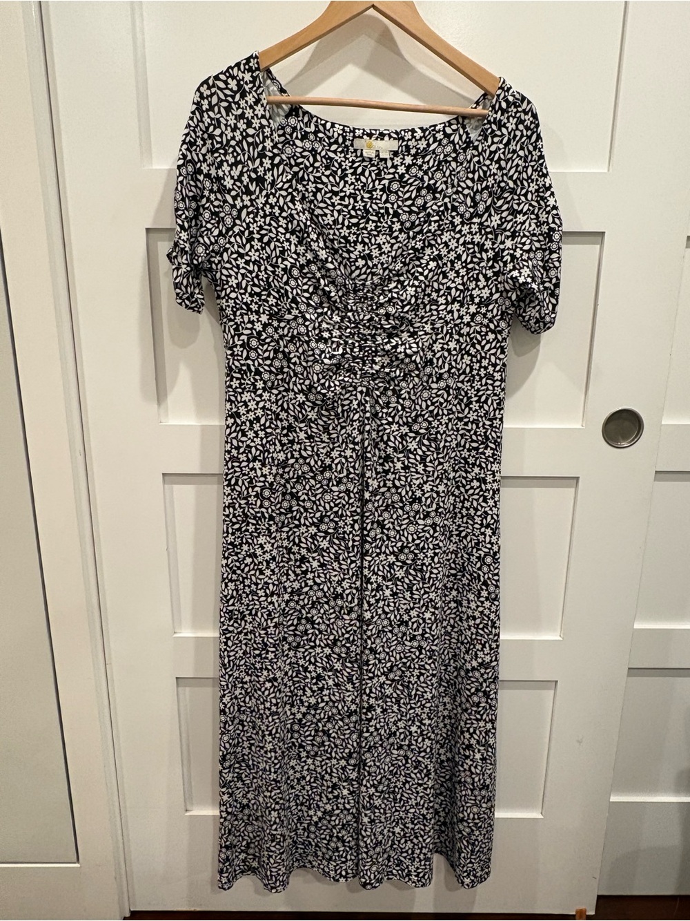 Boden Ruched V-Neck black/white flora jersey midi dress
